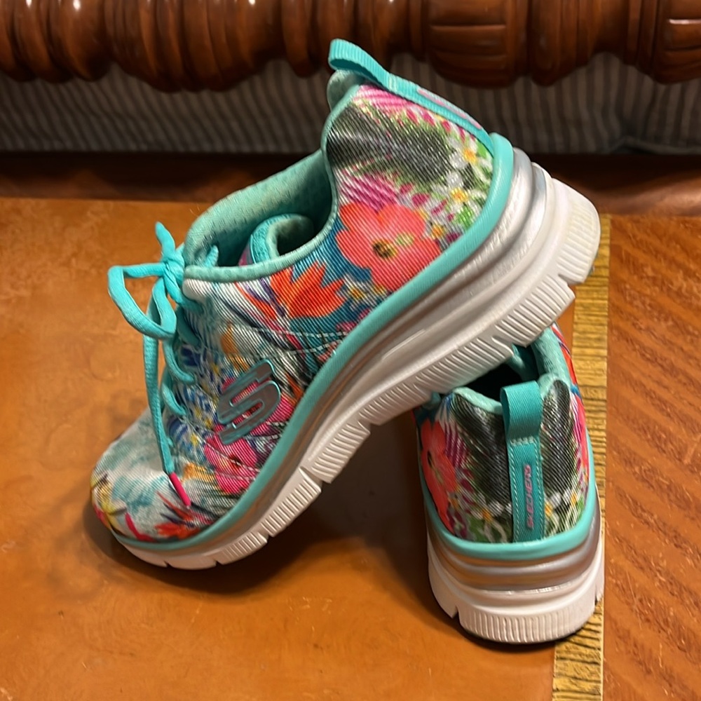 Skechers Air-Cooled Memory Foam Floral Sneaker Size 8 - Picture 2 of 5
